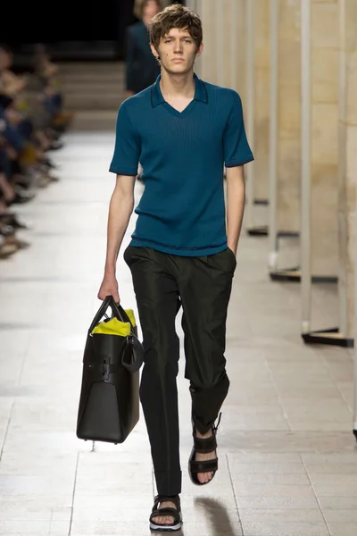 Look 32
